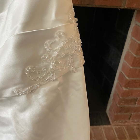 David’s Bridal size 16 softwhite strapless ruched wedding dress with lace - Picture 9 of 15